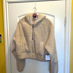 NWT Super cute Crop Pullover